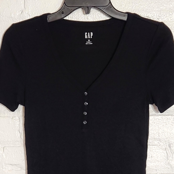 GAP 4-Button V-Neck Top - Picture 2 of 4